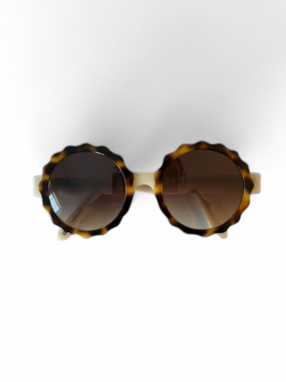 White Scalloped Round Sunglasses - Stylish Women's Accessories